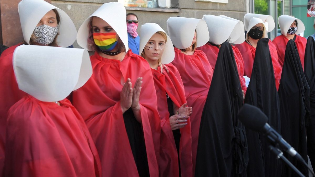 Příběh služebnice? Polsko odstoupí od smlouvy bránící ženy před násilím