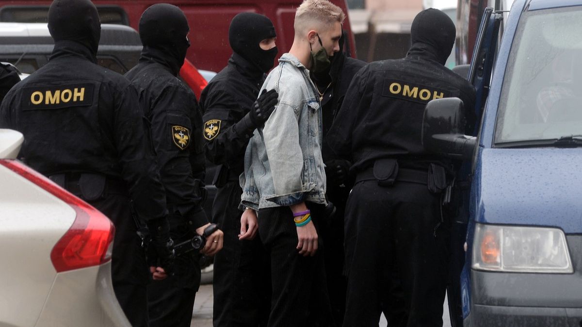 Lukašenkovi muži zatýkali studenty i novináře. Běloruské protesty neutichají
