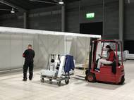 Dělníci na brněnském výstavišti chystají záložní nemocnici pro covidové pacienty.