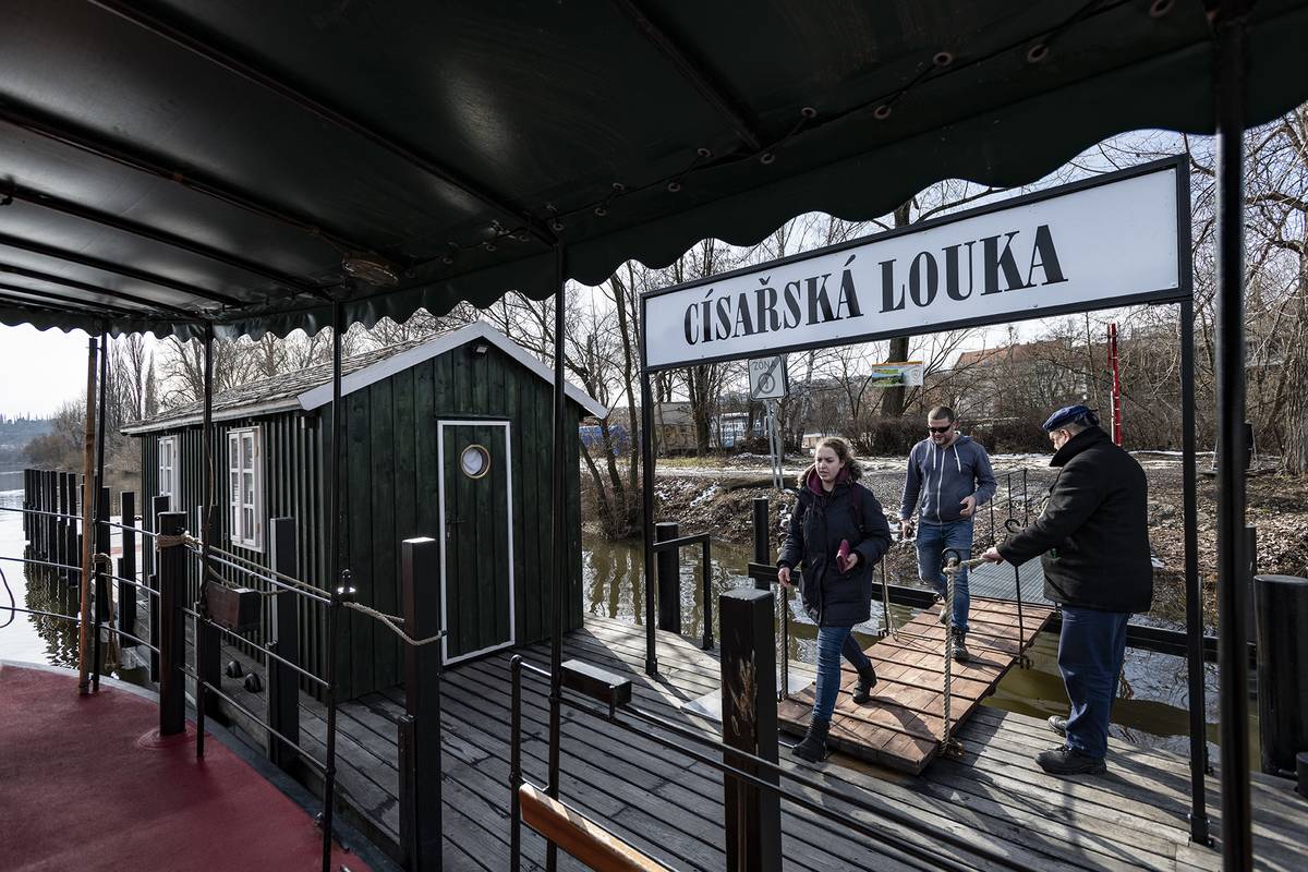 Přístaviště Císařská louka leží na severním cípu ostrova, odkud vede na jih komunikace s klidným provozem, takže je vhodná pro výletníky.