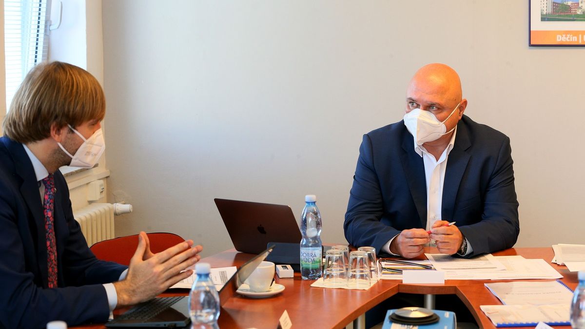 Kvůli sporům padli dva šéfové firmy, v níž působí exministr Adam Vojtěch