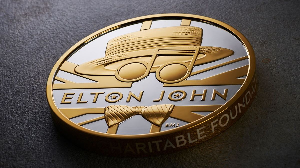 Britská mincovna vyrobila medailon Eltona Johna. Vydraží se pro charitu