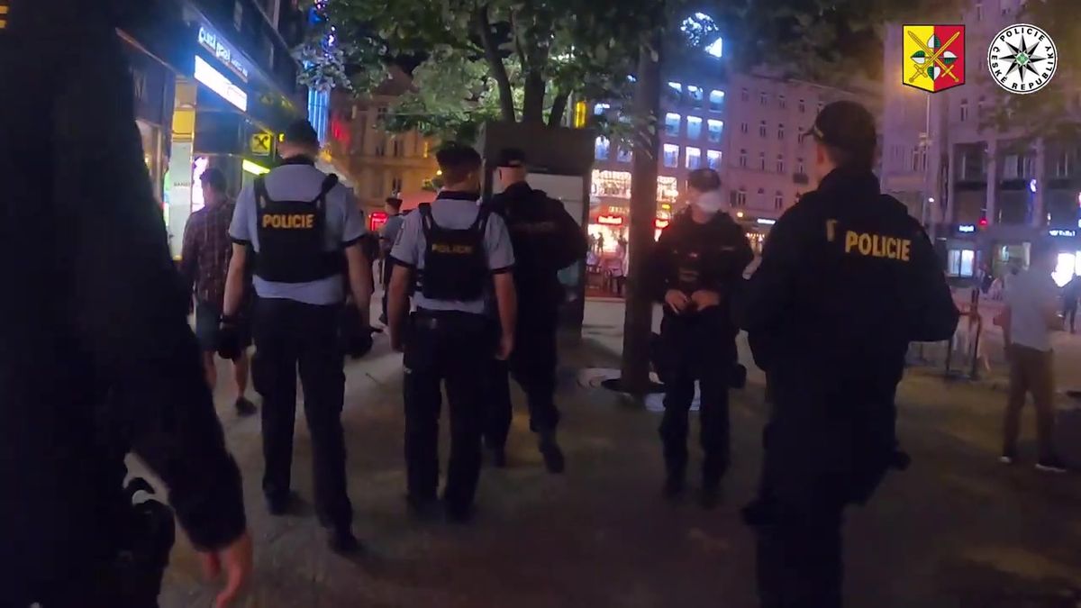 Video: Policejní zátah na pražské bary a kluby. Zakazovali tancování