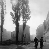 Láska na kolech, 1956: „To vzniklo v Německu ve Wittenbergu, to jsem byl s kamarádem na zájezdu. Ráno ještě před snídaní jsme vylezli, bylo září, takové zvláštní světlo. Všude okolo to bylo ještě po válce rozmlácené, tak lidé jezdili hodně na kolech. No a najednou jela ta dvojice a ta výsledná fotka se mi moc líbila. Později jsem z ní udělal naše svatební oznámení.“