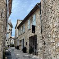 Americká herečka Elisabeth Taylorová během konání filmového festivalu v Cannes pořádala v Mougins charitativní večeře.