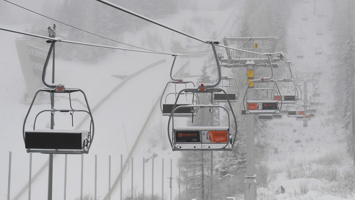 Fotky z Tater: Sníh by byl, lyžaři nikoli. Na svahy budou moci jen očkovaní