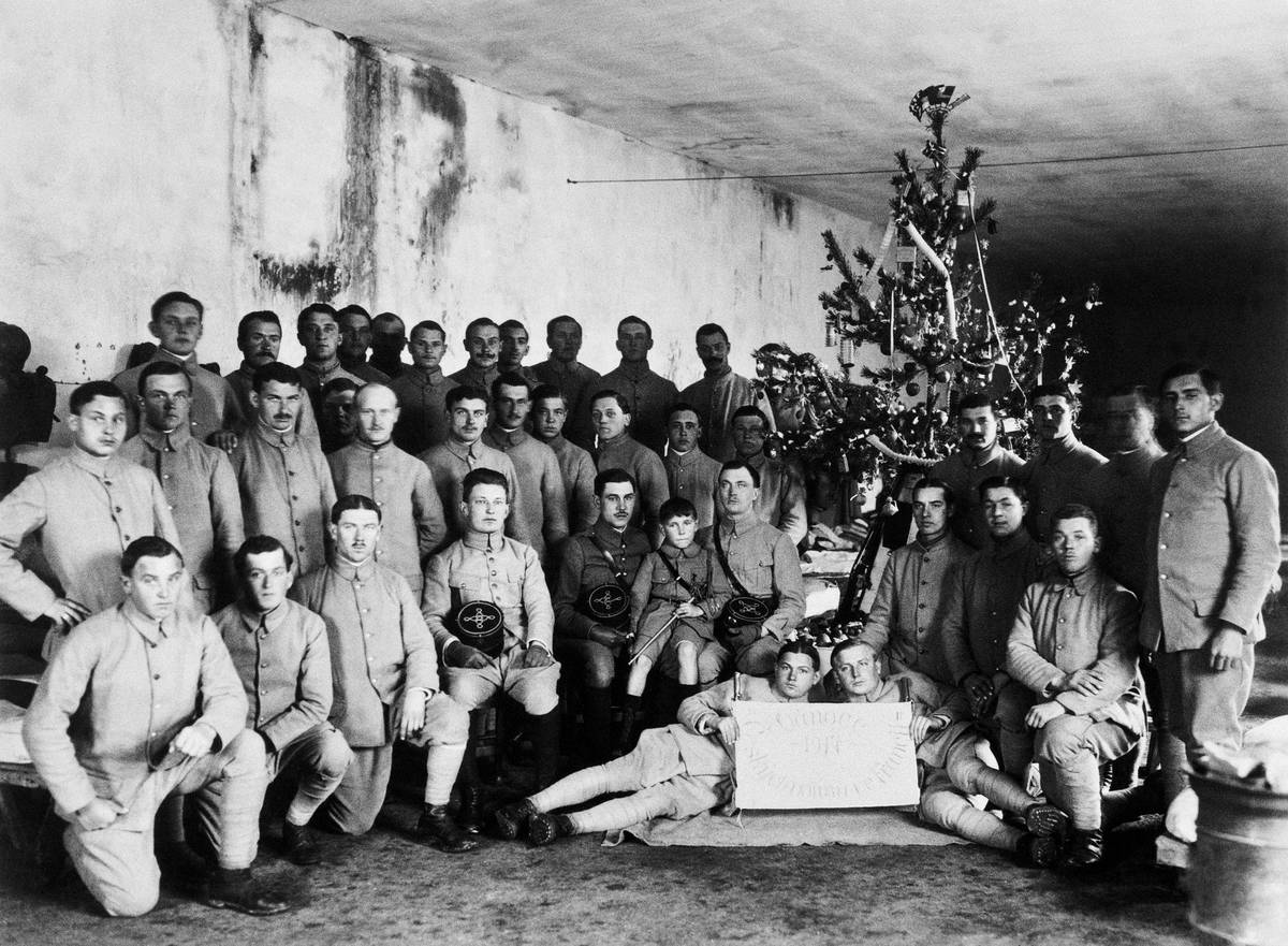 Rok 1917: Legionářské Vánoce. Snímek Čechoslováků byl pořízen v Cognacu ve Francii.