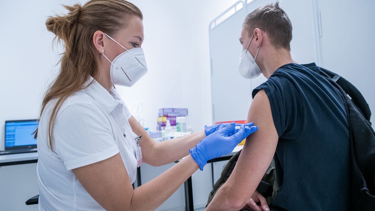 Pro povinné očkování je 52 % Čechů, proti 42 %, ukázal průzkum