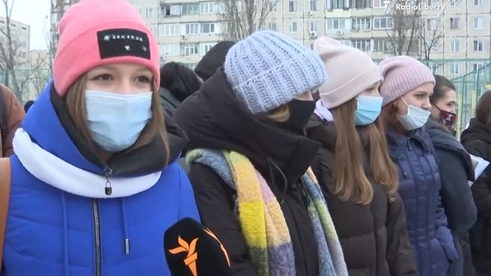 Video z Ukrajiny: Žáky ve školách učí o bombách a minách, nacvičují evakuaci