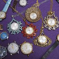 Sbírání hodinek Prim je u nás především mužskou záležitostí, ale ve sběratelské komunitě je i několik žen, které se zaměřují převážně na dámské modely. Jejich kvalita se blížila pouťové bižuterii a dochovalo se jich jen pár, protože se jich většina rozpadla. 