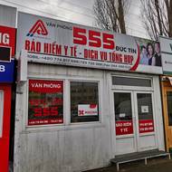 Na 350 tisících metrech čtverečních se nacházejí i pobočky pojišťoven a mobilních operátorů, zmíněné ordinace, školy, ale také salony masérské, kadeřnické i tetovací.