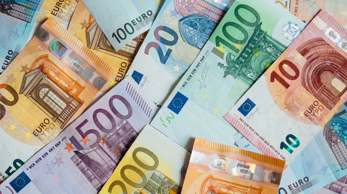 Klesající koruna znervózněla Čechy. Je vyšší zájem o euro a dolary