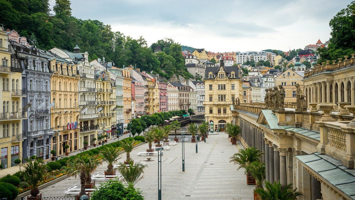 Karlovy Vary chtějí 500 místních lidí nabídnout pitnou kúru