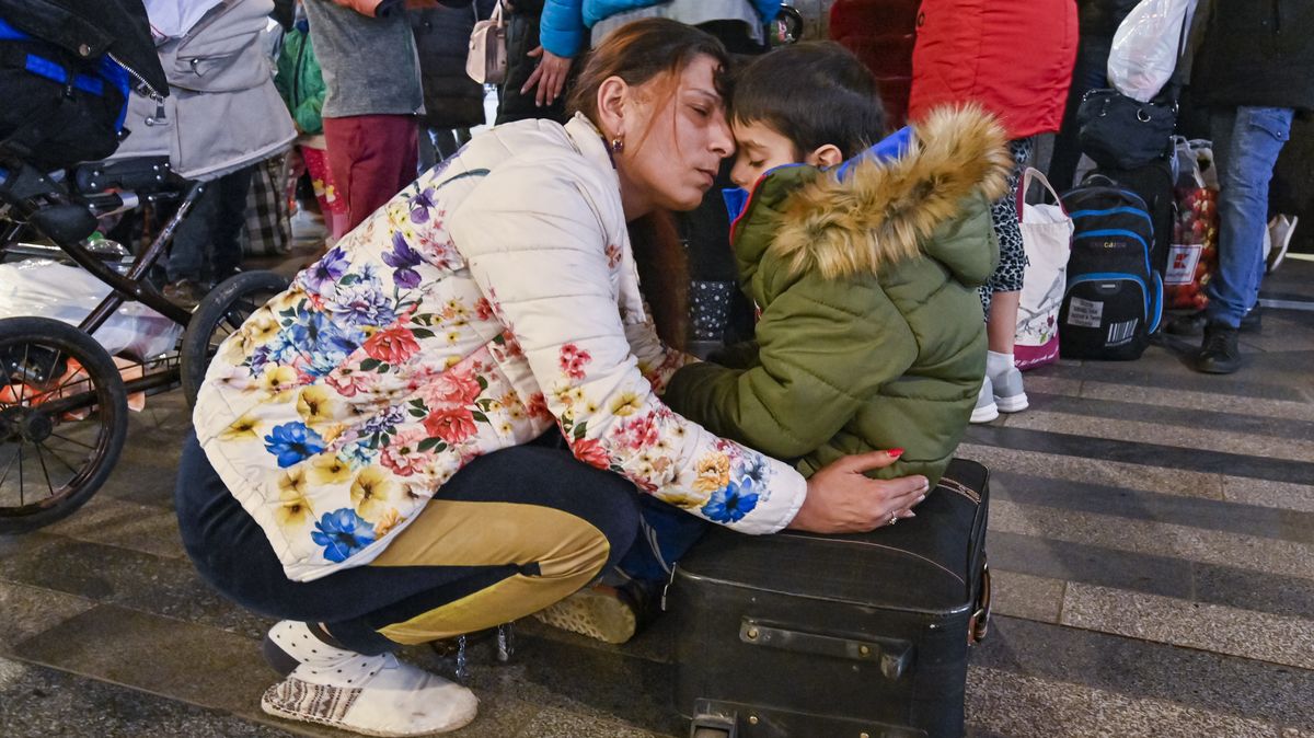 Vláda podle hejtmanů chystá dávku, která má uprchlíky přimět ke stěhování