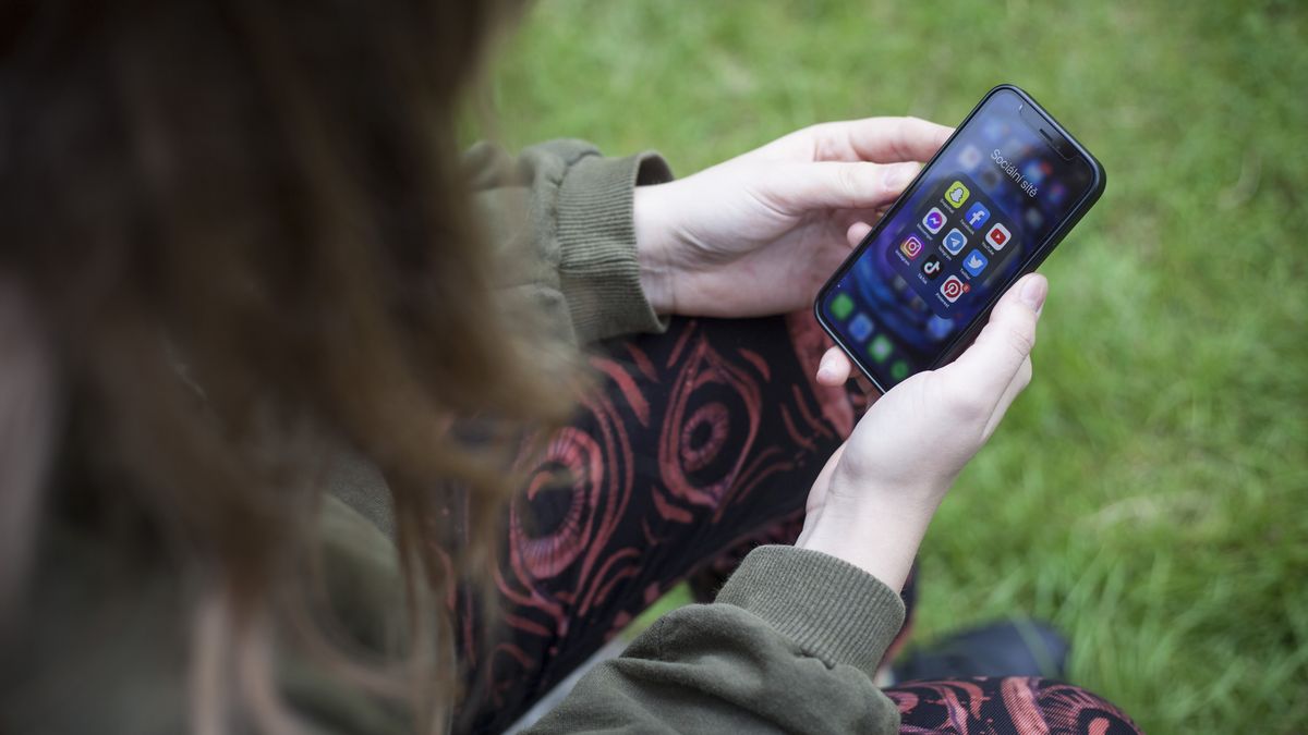 Čeští teenageři zapnou displej mobilu 78krát denně