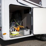 Toto je „garáž“, tedy velký kufr, do kterého se vejde potřebné vybavení na cestu, například stůl, křesla, žebřík, konev na doplňování vody, ale i kola či potraviny. Prostor se dá vytápět, takže v něm lze i spát.