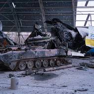 Trosky zničeného letadla Antonov An-225 Mrija. Pod vrakem Mriji jsou vidět i vraky ohořelých tanků a další obrněné techniky.