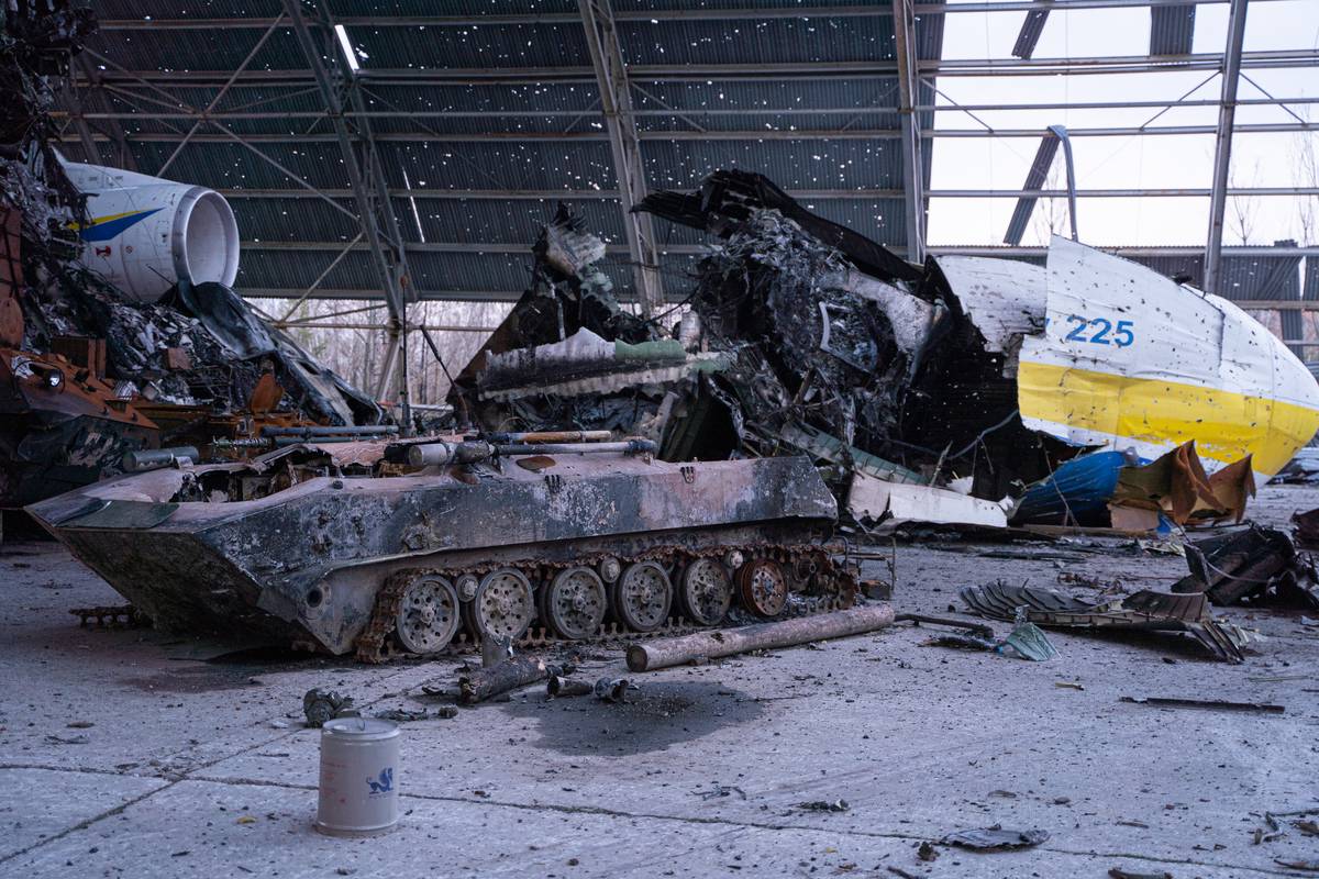 Trosky zničeného letadla Antonov An-225 Mrija. Pod vrakem Mriji jsou vidět i vraky ohořelých tanků a další obrněné techniky.