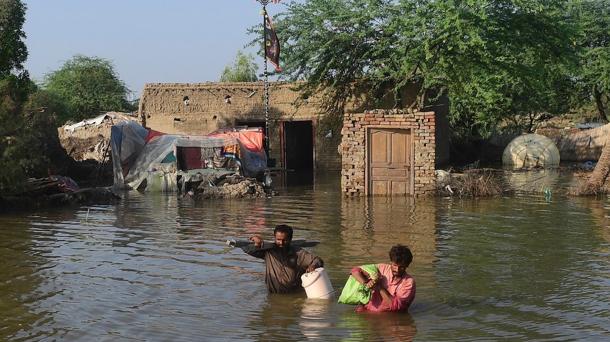 Povodně v Pákistánu zasáhly miliony lidí. Některým zbylo jen oblečení