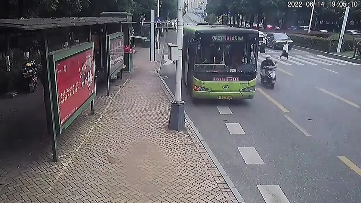 Video: Odešel na toaletu. Jeho autobus s cestujícími zastavil až policista