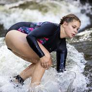 Postavit se na prkno vyžaduje speciální chvat, kdy si člověk podhodí prkno pod sebe a postaví se na surf oběma nohama. 