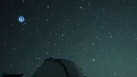 Video: Na obloze se objevila „vesmírná galaxie“. Úkaz způsobila raketa