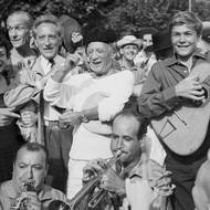 Picasso v klobouku toreadora na býčím zápase ve Vallauris v jižní Francii. Vlevo od Picassa stojí francouzský básník a dramatik Jean Cocteau. Vyfoceno v roce 1954.