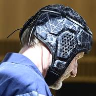 Zpět do vězení nastoupil Janoušek v červenci 2021, když Krajský soud v Brně vydal příkaz, aby byl zadržen a převezen do nejbližšího vězeňského zařízení. Policie sice vyhlásila po lobbistovi i celostátní pátrání, avšak Janoušek se nakonec vrátil za mříže dobrovolně. Letos v létě požádal o podmíněné propuštění. Soud mu nevyhověl.