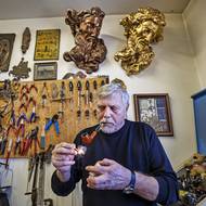 „Já už dělám jenom věci, ze kterých mám radost. V tomhle případě bylo na mně přijít na metodu, kterou budeme zábradlí renovovat. Pak už se postup opakuje,“ říká pasíř Ivan Houska. 