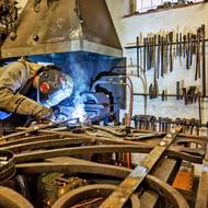 Na kovové díly se přivařují výztuhy.