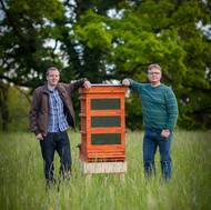 Jan Rája a Tomáš Linhart (vpravo) se inspirovali u divokých včel. Ty pod střechou domu vytvořily ideální mikroklima, které hubí roztoče varroa.