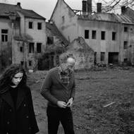 Blanka Techlovská a starosta Stanislav Břicháček v Reichrtově ulici, prosinec 1992.