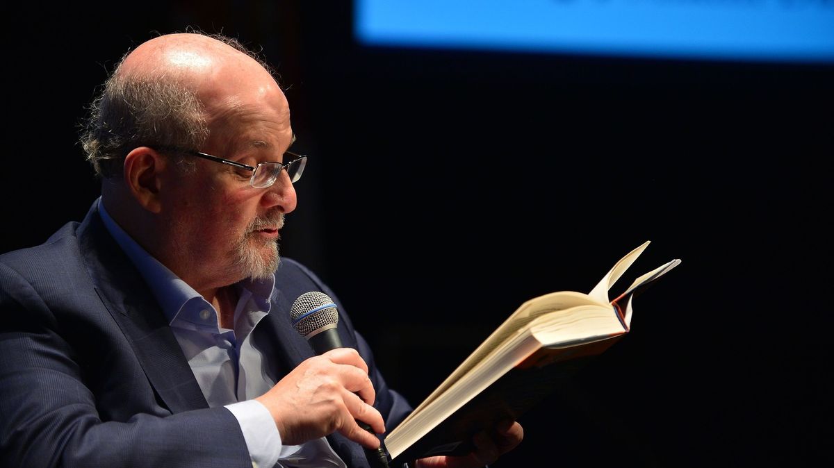 Salman Rushdie čtyři měsíce po útoku zveřejnil úryvek z chystaného románu