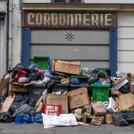 Umožnil to článek ústavy, díky němuž může kabinet přijmout zákon, aniž by o něm Národní shromáždění hlasovalo. Vláda se ale v takovém případě vystavuje riziku, že poslanci vyvolají hlasování o nedůvěře a shodí ji.