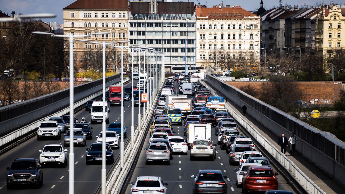 Nedodržování termínů, nekoordinovanost prací. Co drží v kolonách pražské řidiče