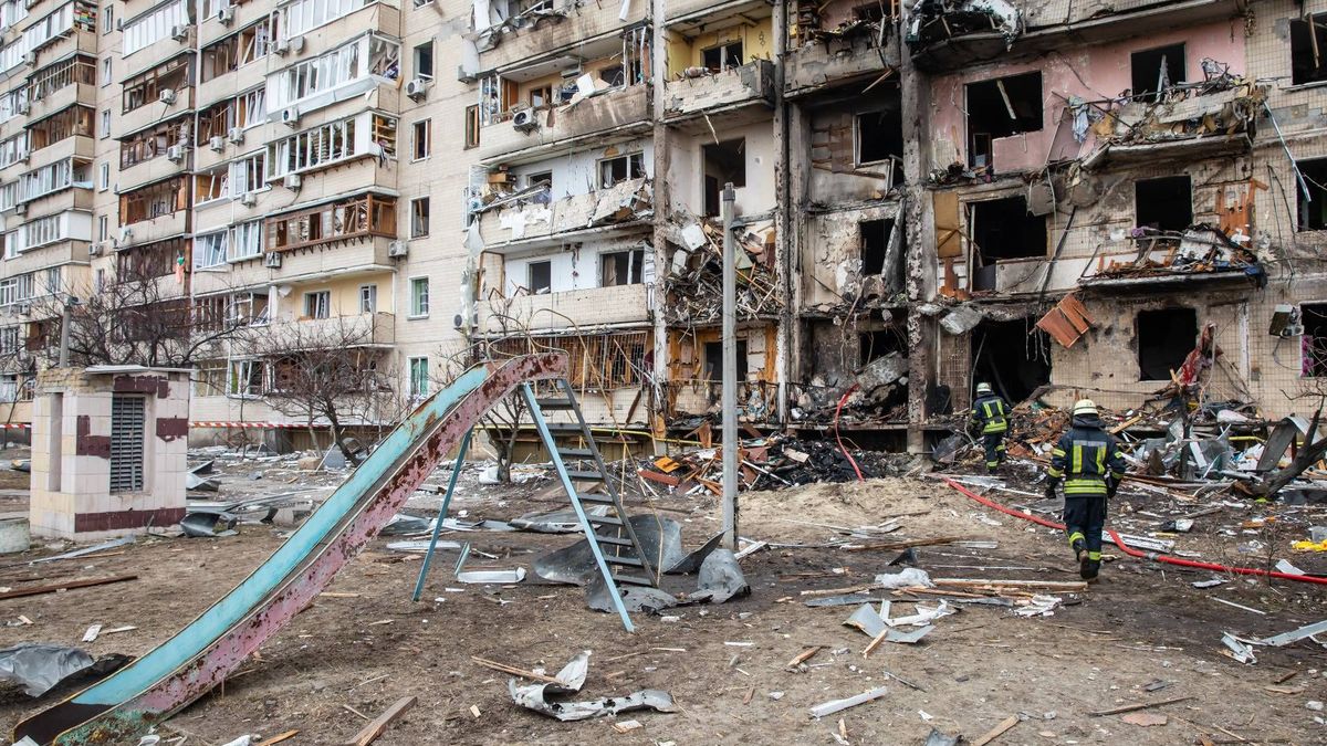 Po explozi granátů na jednání samosprávy na Ukrajině zůstalo 26 zraněných