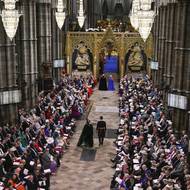 Korunovační obřad od začátku provází zpěv sboru. Zazní dnes také 12 zcela nově objednaných skladeb včetně nové korunovační hymny od Andrewa Lloyda Webbera či řecké pravoslavné hudby, která má být poctou králově otci, princi Philipovi.