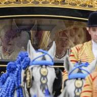 Karel III. a královna Camilla během cesty do Westminsteru.