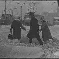 Snímek ukazuje, jak se v Brně plížily šaliny závějemi. Lidem pozdní sníh ztěžoval cestu do práce.