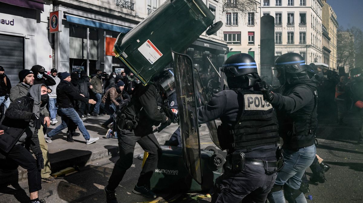 Protesty bez rukaviček. Francie hlásí tisíc zraněných policistů i hasičů