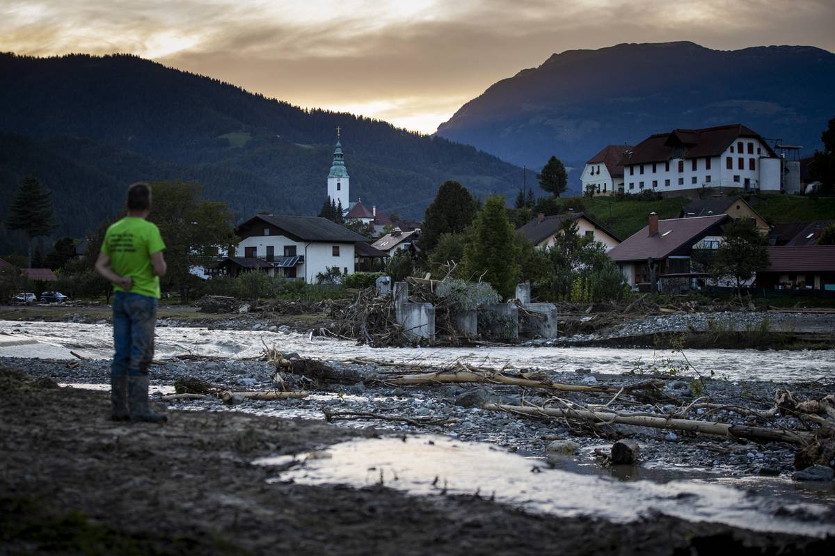 Dvě třetiny Slovinska zasáhly minulý víkend bleskové povodně. Premiér Robert Golob je označil za „nejhorší přírodní katastrofu“ v historii země. Na snímku z 8. srpna město Ljubno ob Savinji na horním toku řeky Savinja.