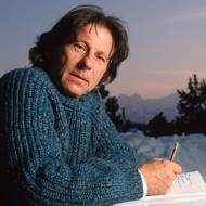 Sexuální kauza ho dostihla opět v září 2009, když byl na žádost Spojených států zatčen ve Švýcarsku, kam jel na festival do Curychu převzít cenu za celoživotní dílo. Několik týdnů strávil ve vazbě a půl roku v domácím vězení ve své tamní chatě, než Švýcarsko rozhodlo, že ho nevydá. Polanski na snímku během příprav filmu „The Double“, 9. března 1996 ve švýcarském Gstaadu.