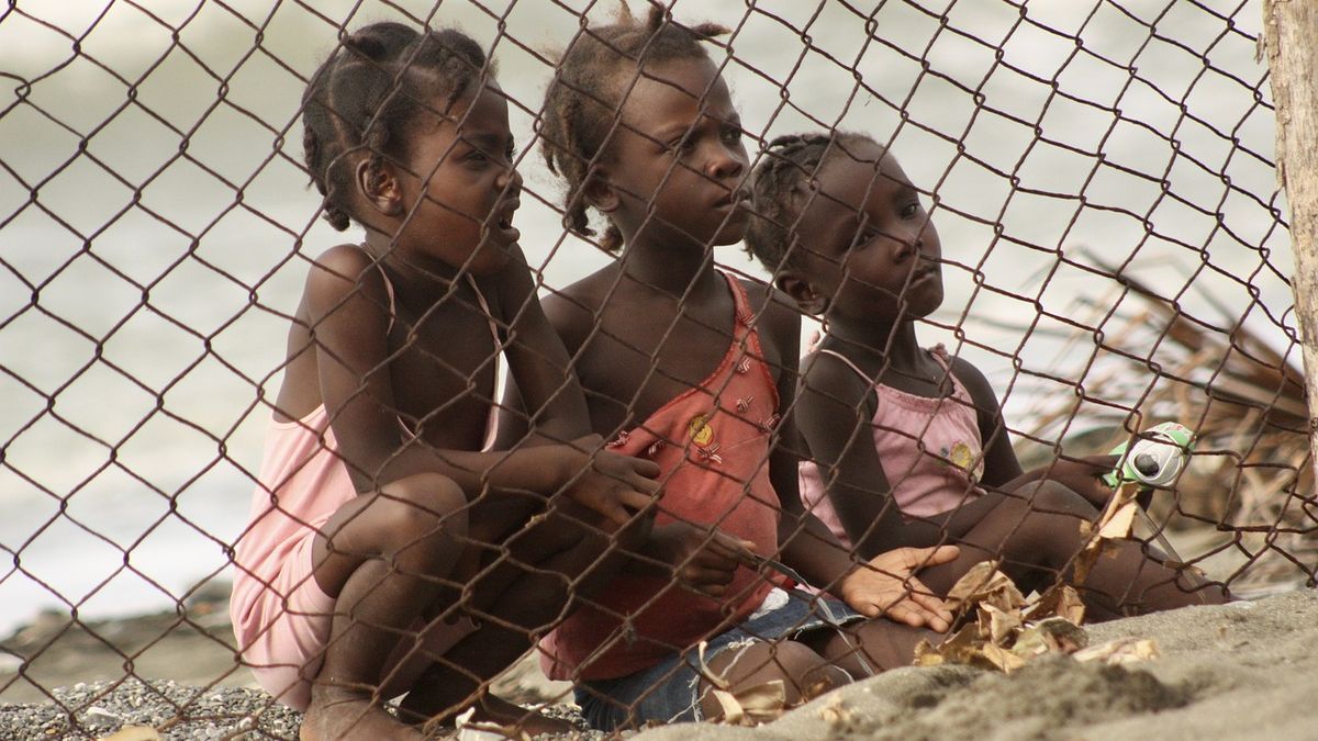OSN: Násilí gangů na Haiti vyhnalo z domovů 300 000 dětí