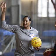 První z dvojice amerických basketbalistek (na fotografii vlevo), Kia Vaughnová, pochází ze státu New York a svou třináctiletou kariéru ve WNBA ukončila loni.