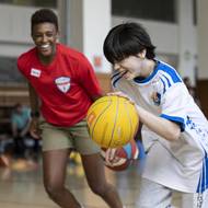 Danielle Robinsonová (na fotografii vlevo) v profesionální lize ženského basketbalu v USA stále působí, a to v týmu Atlanta Dream. Původem je ze státu Kalifornie.