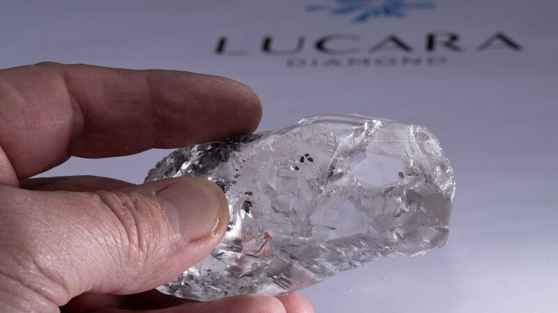 V africkém dole našli pátý největší čirý diamant světa. Má přes 1000 karátů