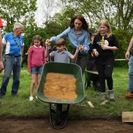 Práce s kolečkem v podání princezny Catherine. Dobrovolnických akcí, které se konaly po celé zemi, se zúčastnili i premiér Rishi Sunak a předseda opoziční Labouristické strany Keir Starmer.