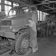 Konstrukce vozu vycházela z amerických válečných studabakerů, ale získala i nová vylepšení. Průchodnost terénem zlepšovalo umístění redukcí do nábojů kol, které zvýšily světlou výšku podvozku. Na snímku první směna roku 1960.