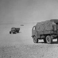 V roce 1958 během československé pomoci Egyptu v roce 1958. Vlevo je Praha V3S, vpravo Tatra 805.