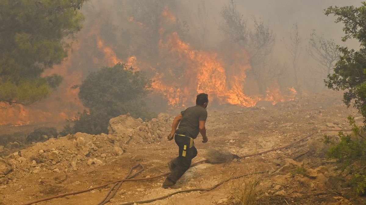 Rhodos? Na dovolenou budeme jezdit spíše do Švédska, říká k požárům klimatolog
